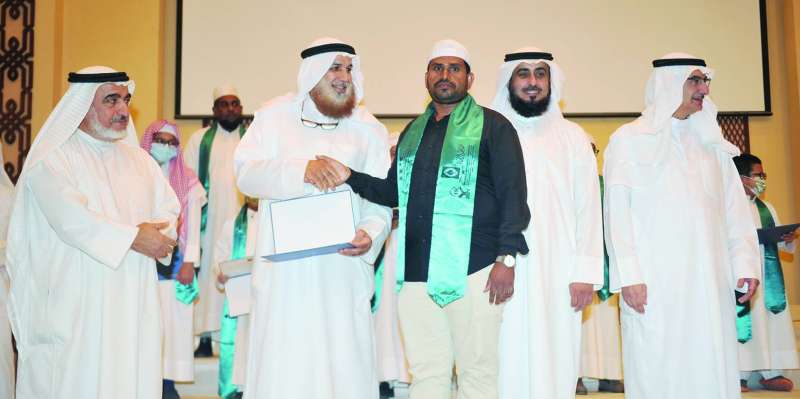 تكريم أحد الفائزين
