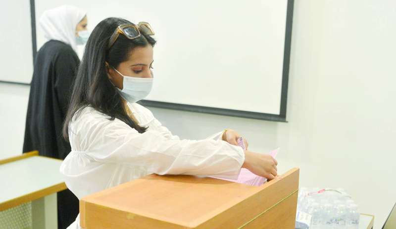 طالبة تقترع (تصوير نايف العقلة)