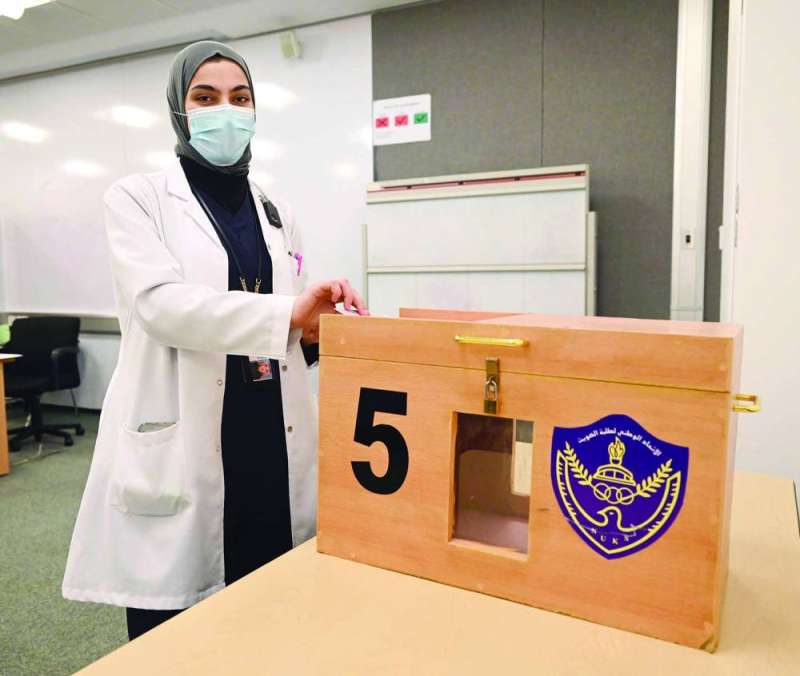 طالبة من الكليات الطبية تدلي بصوتها	(تصوير أسعد عبدالله)