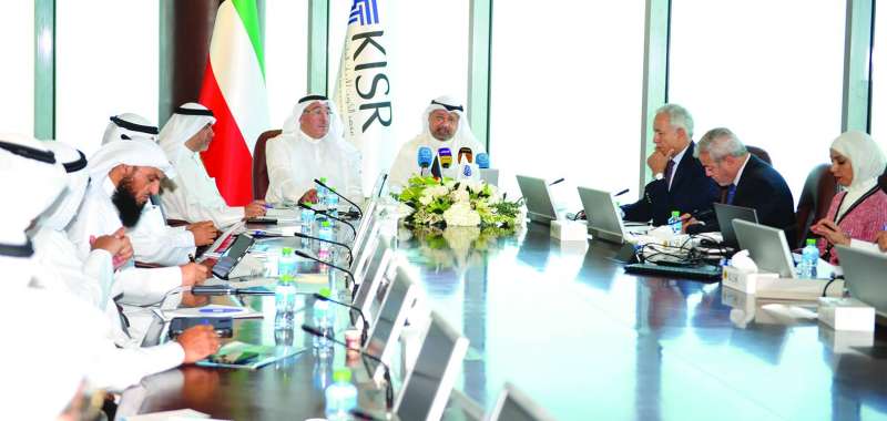 جانب من المشاركين في الحلقة النقاشية في معهد الأبحاث (تصوير سعود سالم)