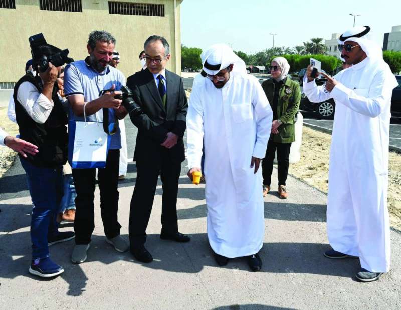 قياس درجة الحرارة على المساحة المطلية بالمنتج (تصوير أسعد عبدالله)