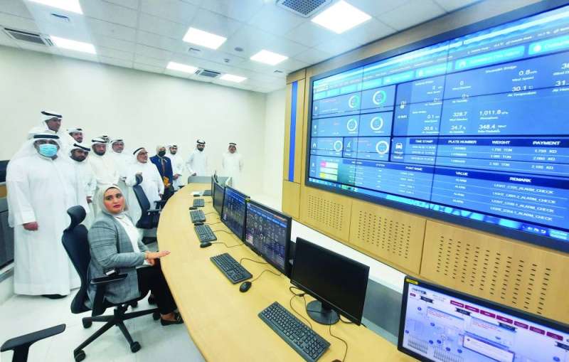 العتيبي وأعضاء المجلس البلدي يتفقدون غرفة التحكم في الجسر	(تصوير أسعد عبدالله)