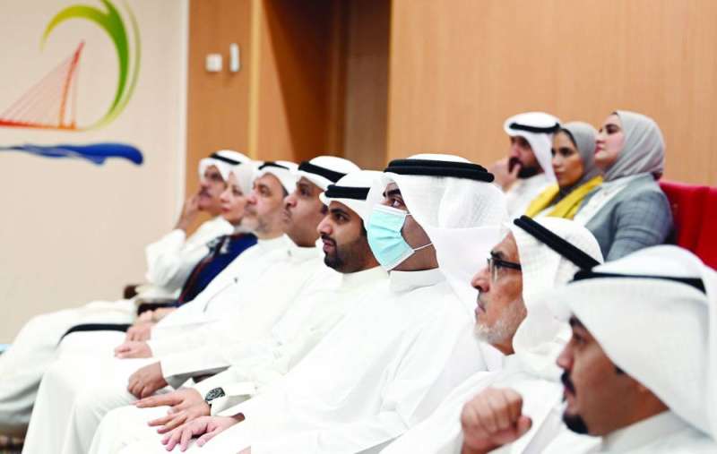 العتيبي وأعضاء المجلس خلال العرض المرئي
