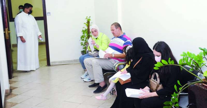 
مراجعون ينتظرون دورهم