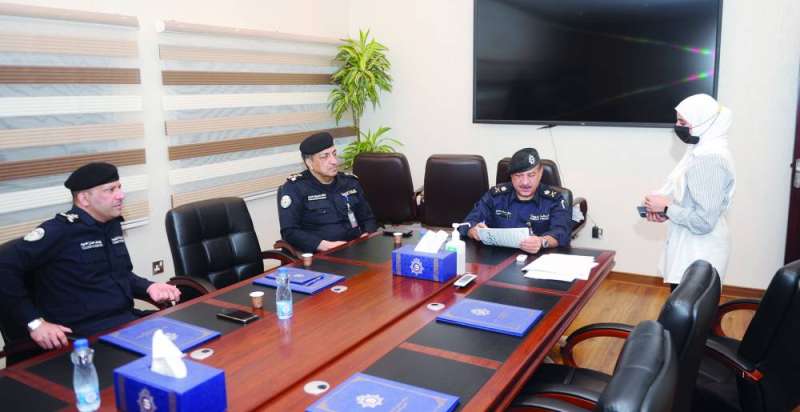 
اللواء الصايغ يدقق في أوراق إحدى المراجعات	 (تصوير سعود سالم)
