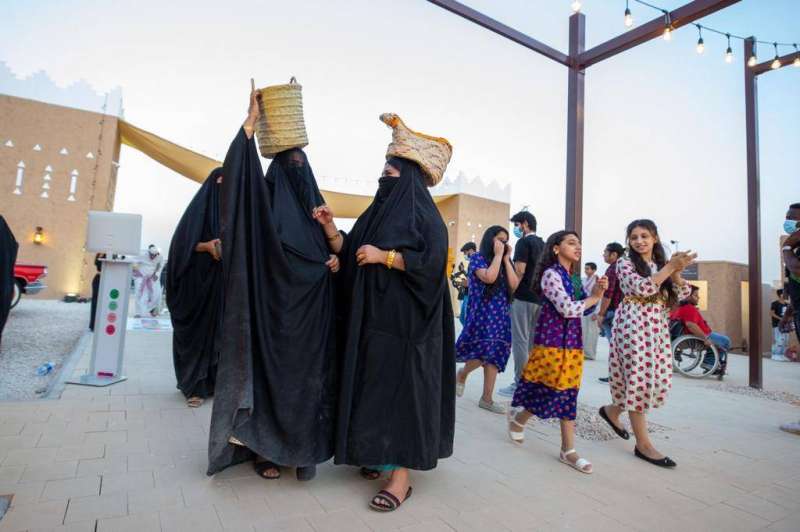 «قرية زمان» تجمع اهتمامات الأجيال بطابع تراثي
 