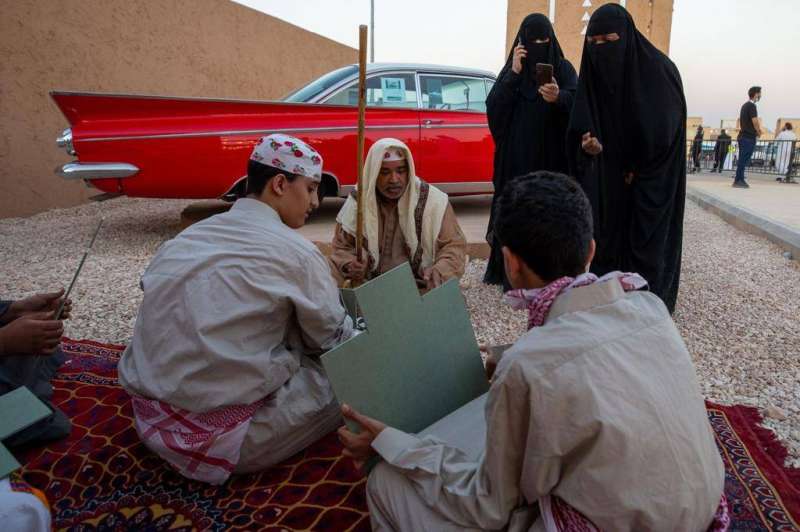 «قرية زمان» تجمع اهتمامات الأجيال بطابع تراثي
 