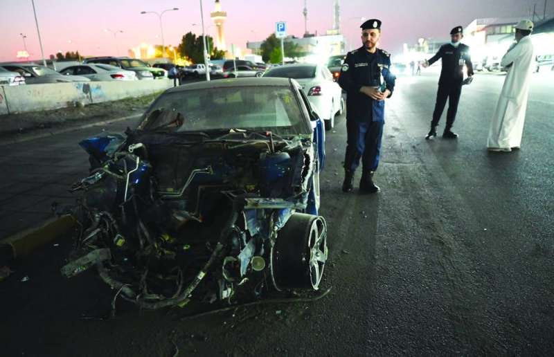 معاينة سيارة متهالكة ومهملة منذ شهور في الشارع