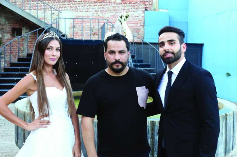 القيسي مع المخرج البيضاني وفتاة «الكليب»
