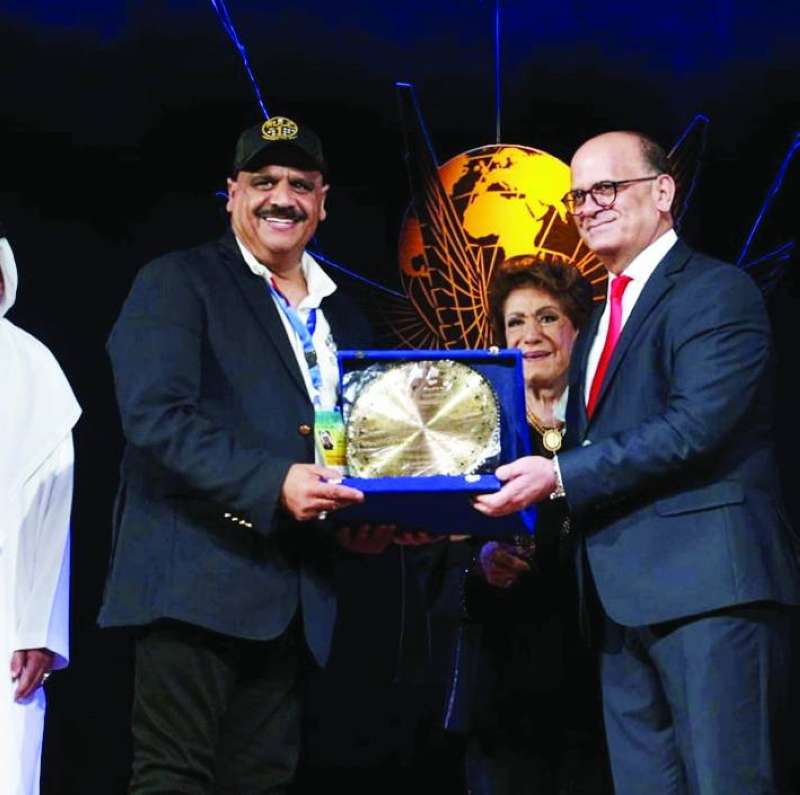 
داود حسين يتسلم درع سميحة أيوب
