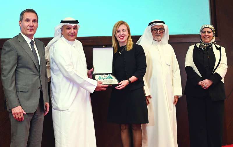 
الربيع مسلماً إحدى المهندسات شهادة تكريم بحضور مدير الشركة التركية خلال الحفل 	(تصوير نايف العقلة)
