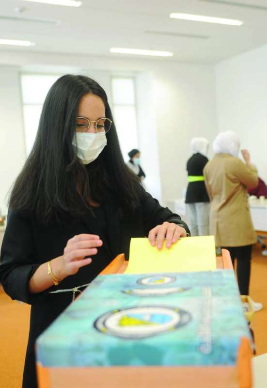 
طالبة تقترع