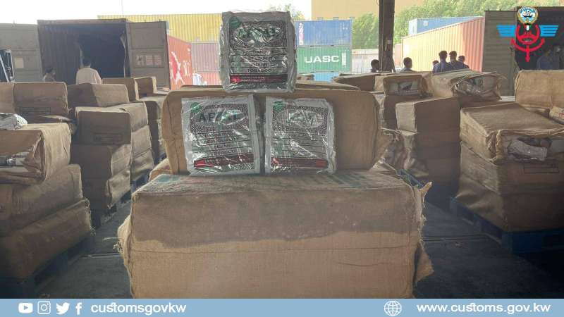 الجمارك تضبط 30 طناً من «التنباك» مخبأة في أدوات صحية بميناء الشويخ
 