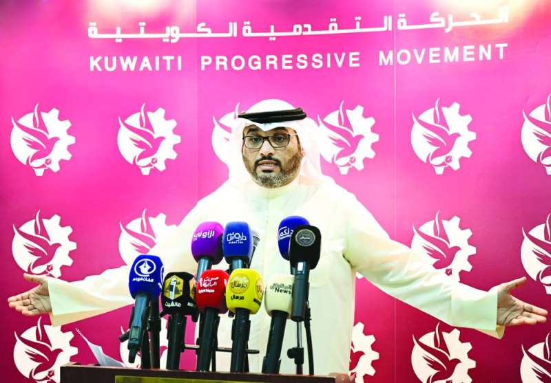 الأنصاري متحدثاً في الندوة (تصوير نايف العقلة)
