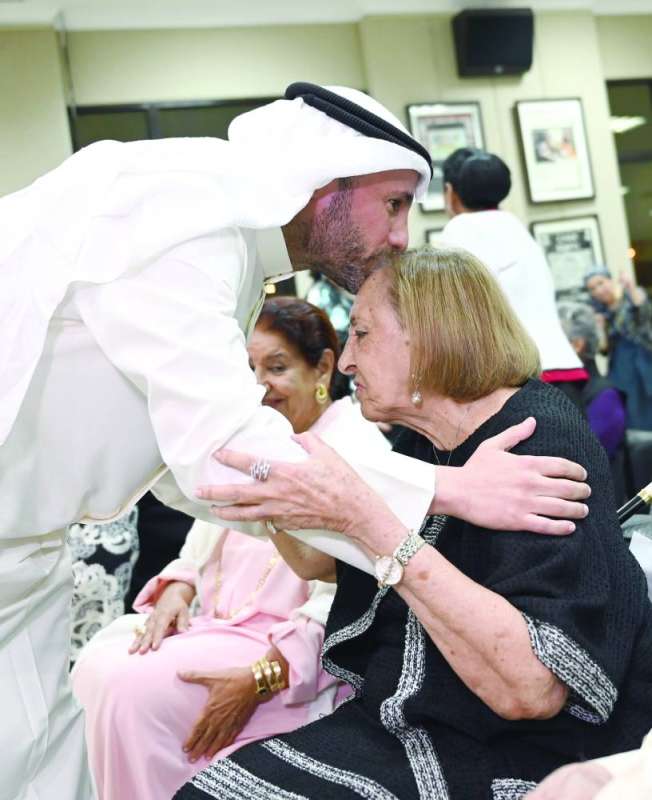 
مرزوق الغانم مقبلاً رأس القطامي	 (تصوير نايف العقلة)
