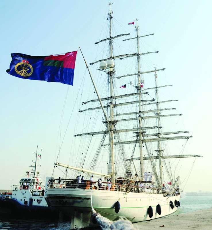 السفينة السلطانية (شباب عُمان الثانية) في ميناء الشويخ	 (تصوير سعود سالم)
