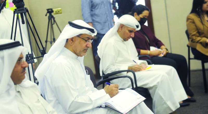 
الرويعي والأنصاري يدوّنان مقترحات المشاركين في الحلقة