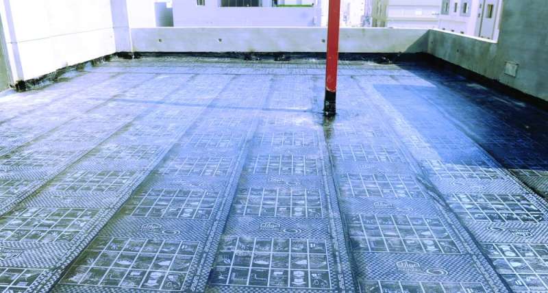 
أحد الأسطح وقد كسي بالعازل
