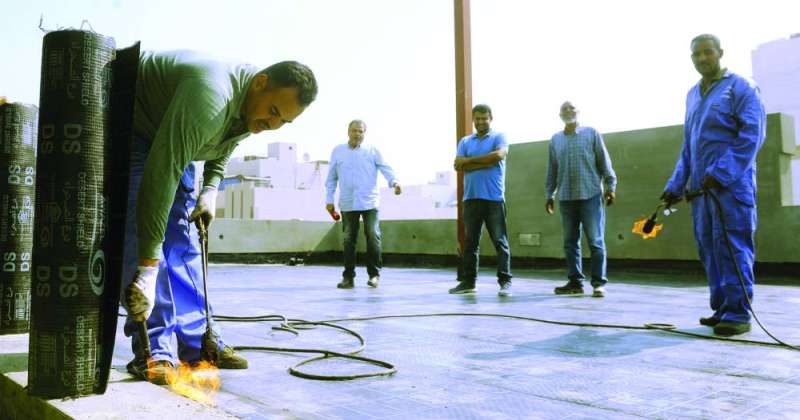 المقاول هاني فياض يشرف على تركيب العازل