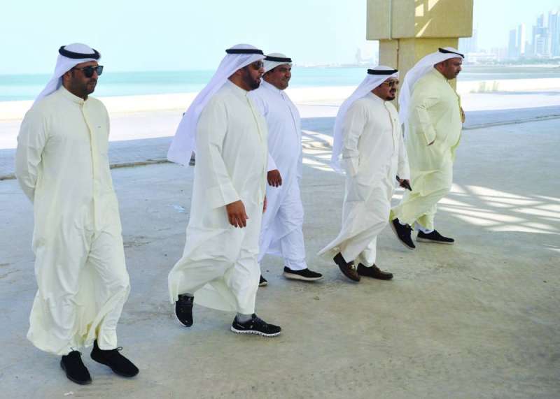 
أعضاء المجلس البلدي خلال زيارتهم لشاطئ الشويخ 	(تصوير نايف العقلة)
