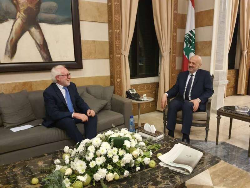 الوزير مولوي يتحدث للزميل وسام أبوحرفوش