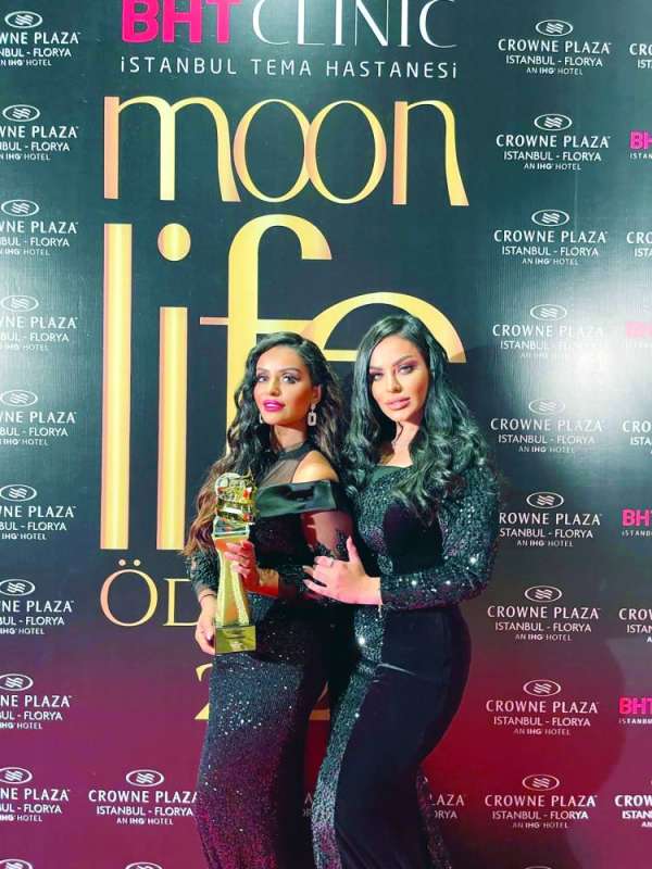 
نسرين سروري مع جائزتها وإلى جانبها الإعلامية أسماء الشيخ
