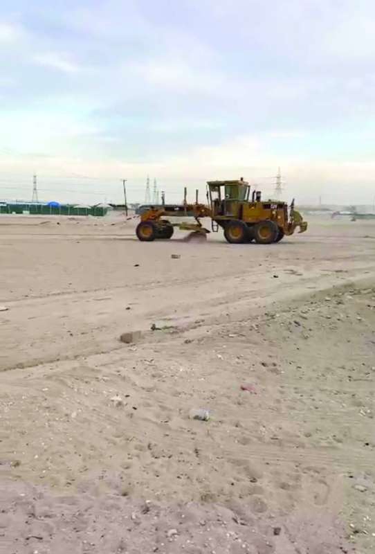 جرافة تُمهد الأرض لإقامة المخيم
