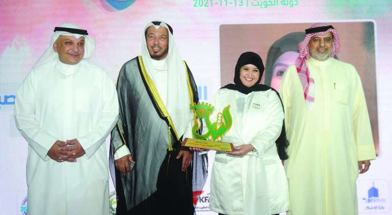 رئيس الهيئة الخيرية العالمية الدكتور عبدالله المعتوق والخميس والربيع يكرمون الشيخة سهيلة الصباح (تصوير سعود سالم)