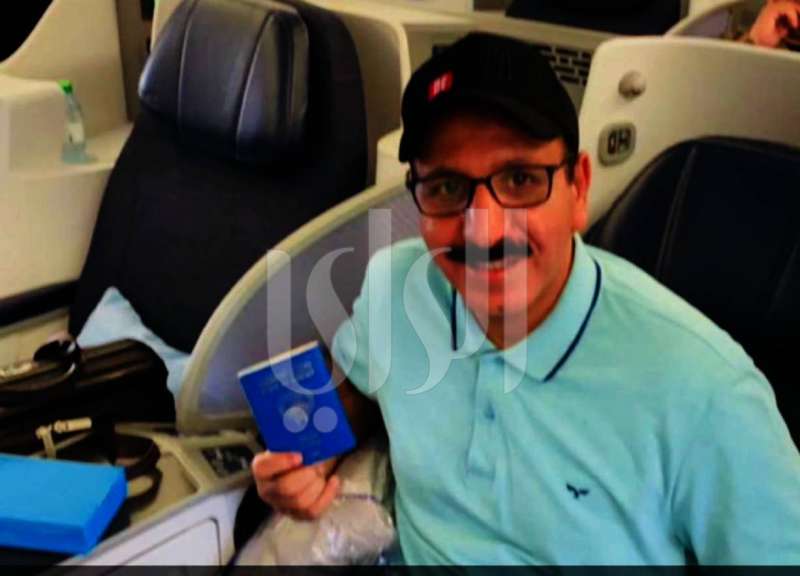 النملان ممسكا بجوازه بعد ختمه للعودة إلى الكويت 