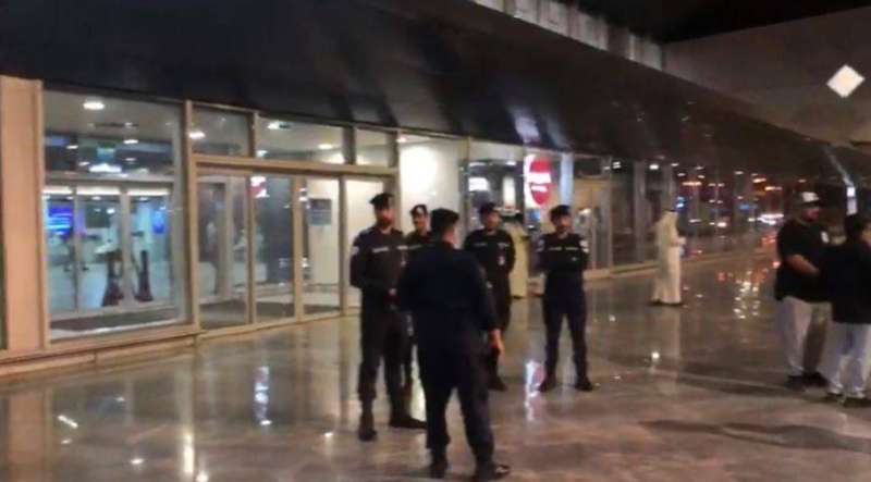 تواجد أمني مكثف في المطار مع توافد أهالي النواب السابقين لاستقبالهم
