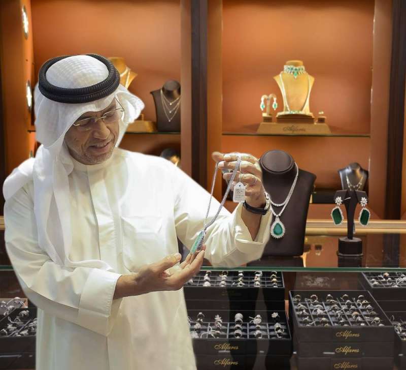 خبير الـ«GIA» المصنف زياد الفارس يستعرض القطع الجديدة 