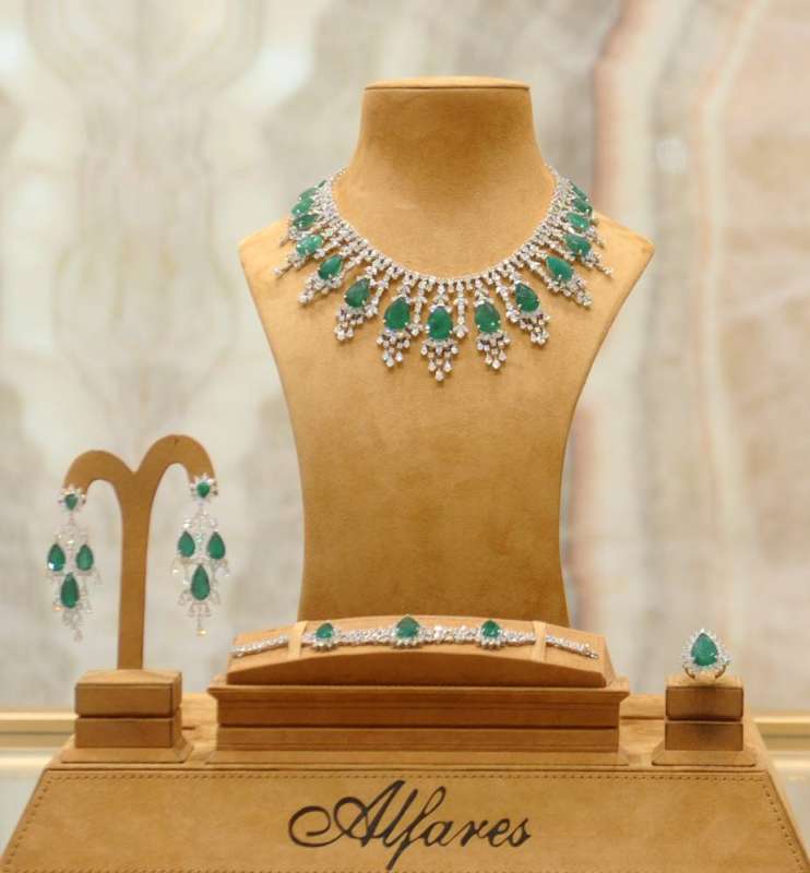 طقم من الزمرد والألماس