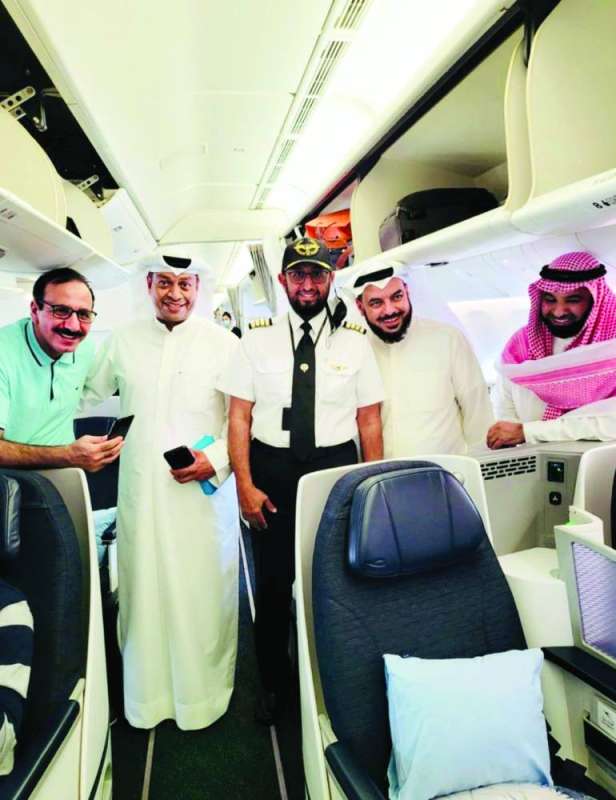 النواب السابقون في الطائرة مع النائب حمد المطر والكابتن عمار العجمي
