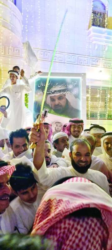 الوعلان يحمل السيف ويرد التحية لمستقبليه