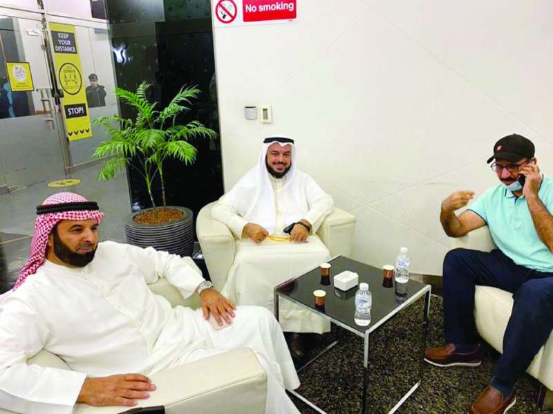 الحربش والوعلان والنملان لدى وصولهم إلى مطار الكويت
