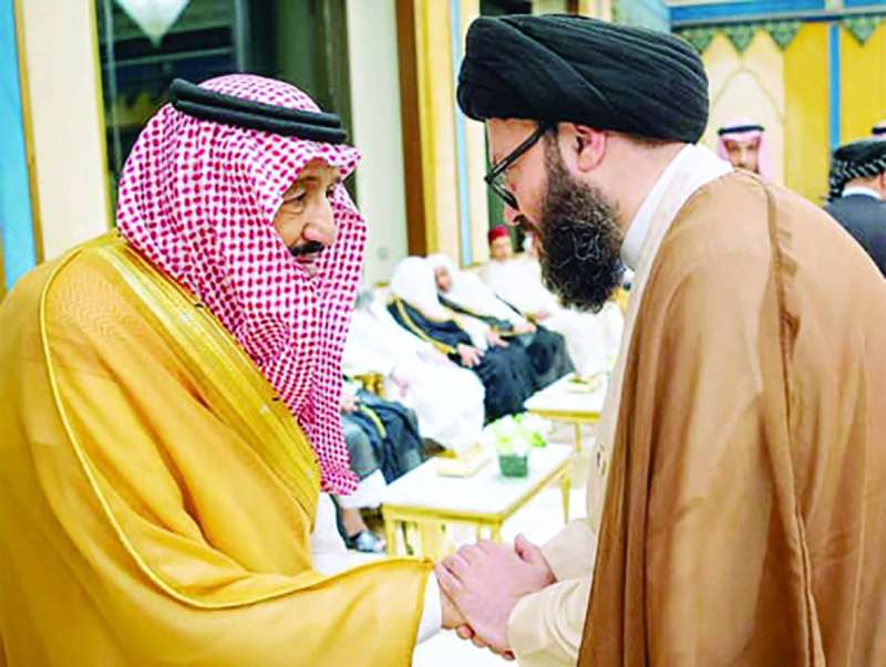 خادم الحرمين الشريفين مستقبلا الحسيني 	(صورة أرشيفية)