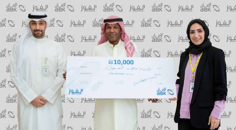 العدهان يتسلم شيك الجائزة من جهير معرفي وأحمد الطيار من البنك