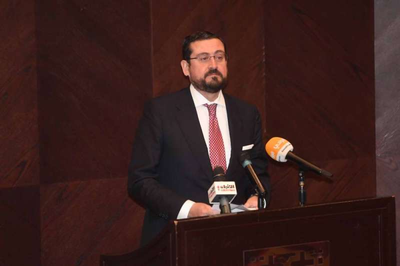 السفير الإسباني متحدثاً
