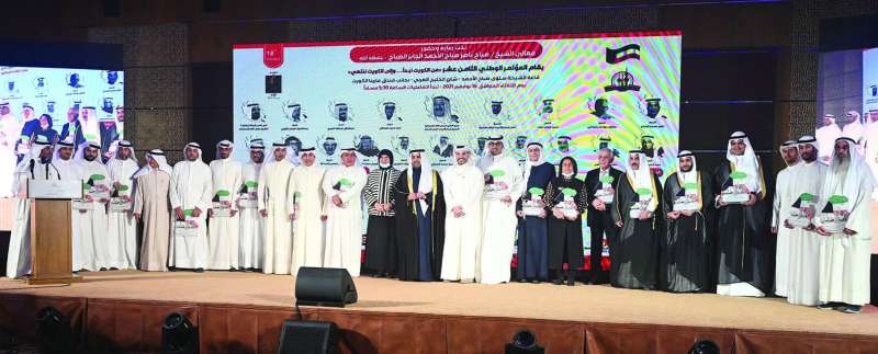 المكرمون في لقطة جماعية في ختام الحفل 	(تصوير أسعد عبدالله)
