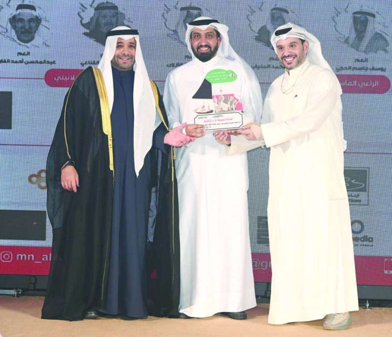 صباح الناصر والياسين خلال تكريم «الراي» ممثلة بالزميل غانم السليماني
