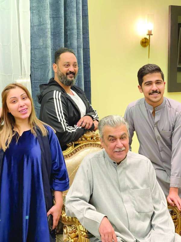 جمعة محاطاً بالرشدان والمزيعل وأبرار الكويتية
