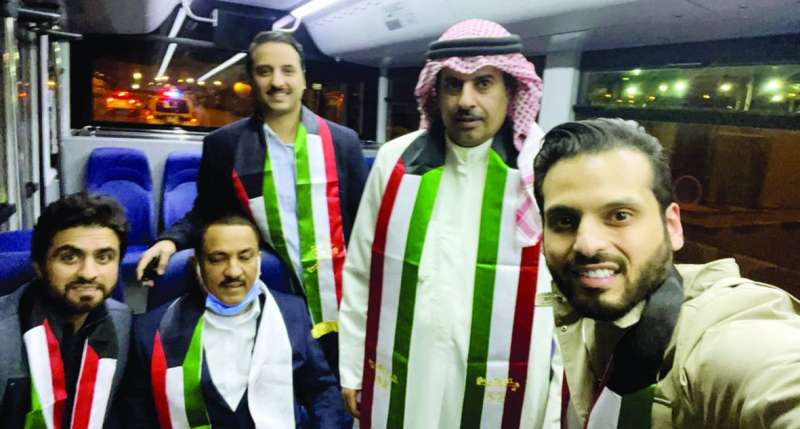 العائدون لدى نقلهم إلى مطار سعد العبدالله 