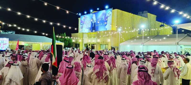 الزينة والحشود أمام ديوان الطاحوس 