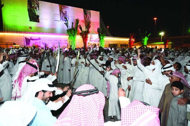 العرضة والسامري أمام ديوان البراك في الأندلس 	(تصوير نايف العقلة) 
