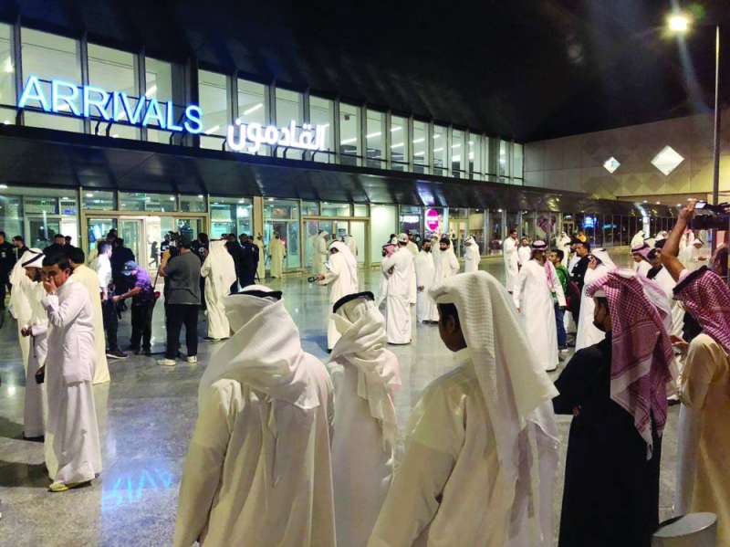 جمهور انتظر أمام مطار «T4»
