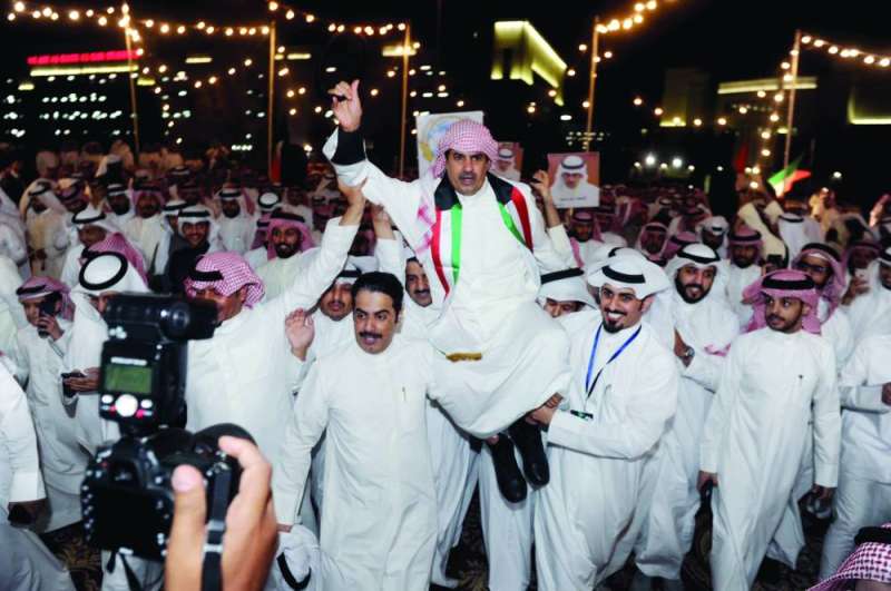 الطاحوس على أكتاف مستقبليه أمام ديوانه في العقيلة	(تصوير سعود سالم)
