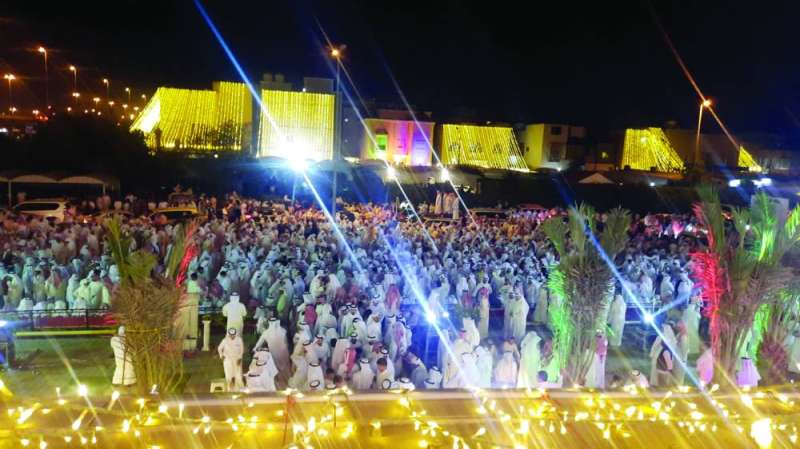 حشود أمام ديوان البراك 	(تصوير أسعد عبدالله)