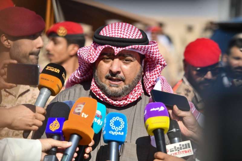 وزير الداخلية وزير الدفاع بالإنابة الشيخ ثامر العلي الصباح خلال تصريحه للصحافيين	