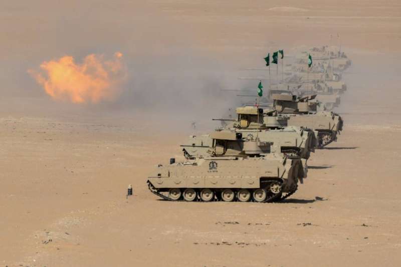 الدبابات تصوب بدقة ناحية الأهداف	