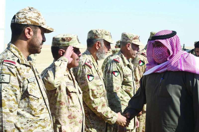 ثامر العلي يصافح قيادات القوات البرية
